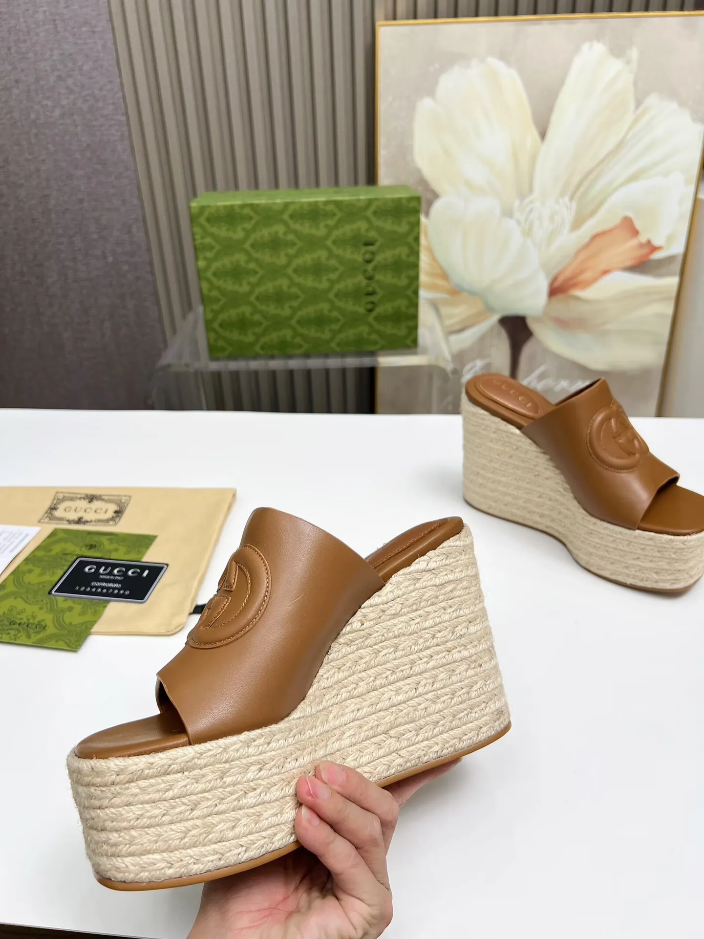 👟👟Ex-factory price 460👟👟 Gucci's new slippers, fashionable, high-end and full of personality✅ Very stable, comfortable and durable for daily use, convenient and unique for daily matching, a must-have classic for summer, the upper is made of GUCCI brand stitching Fabric: cowhide Lining/foot pad: sheepskin Water platform height: 11cm Color: black, white, brown Code number: 35-42 (41 and 42 need to be customized) Packaging: Comes with cloth bag and card.